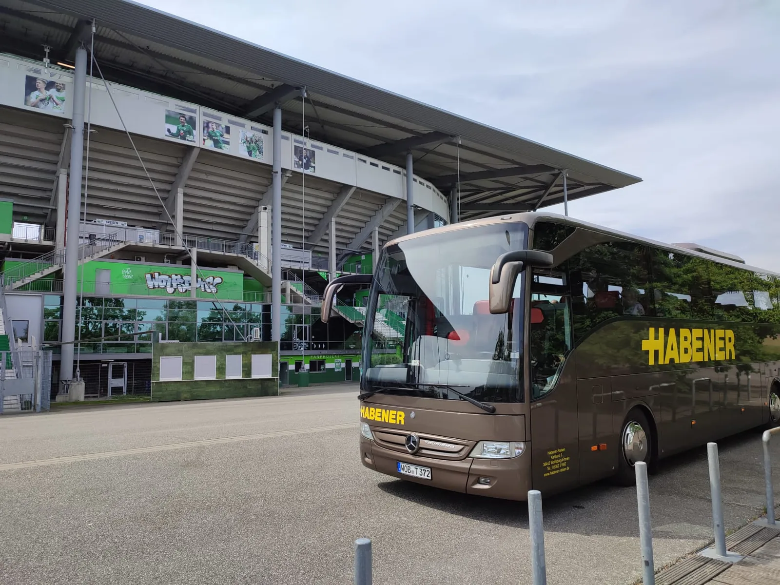 Habener Reisebus vor dem Stadion
